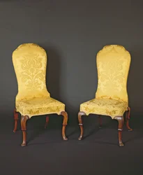 Ett par Queen Anne högryggade sidostolar, 1700-tal